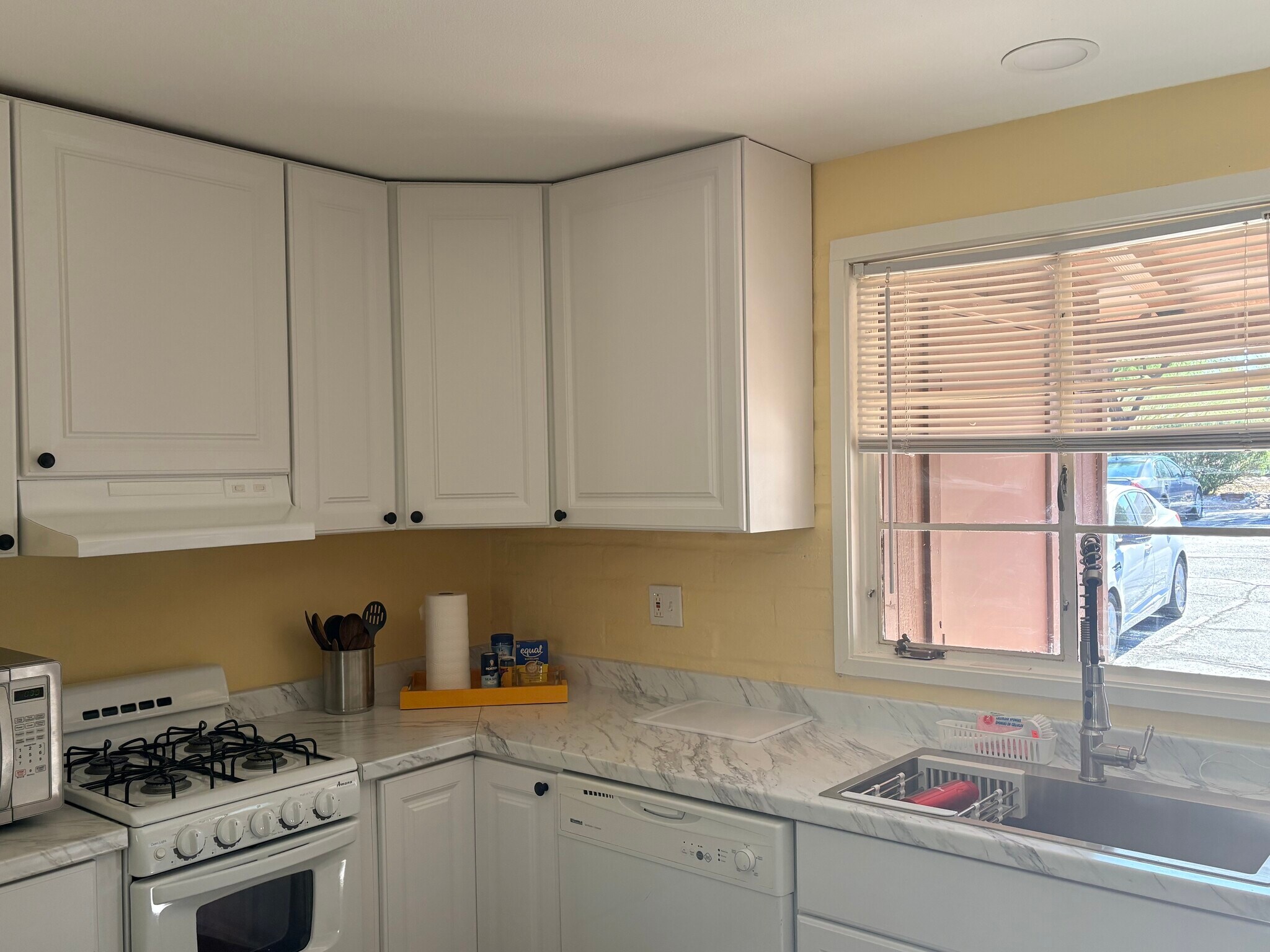Building Photo - 484 S La Canada Dr