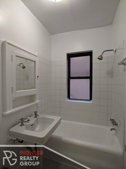 Building Photo - 4647 N Paulina St