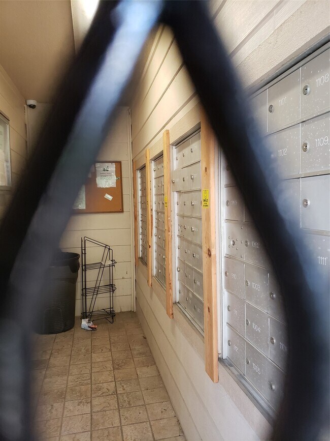 Building Photo - 2277 S Kirkwood Rd