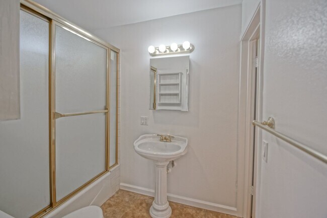 Building Photo - REMODELED, BRIGHT & SPACIOUS, 2-STORY HOME...