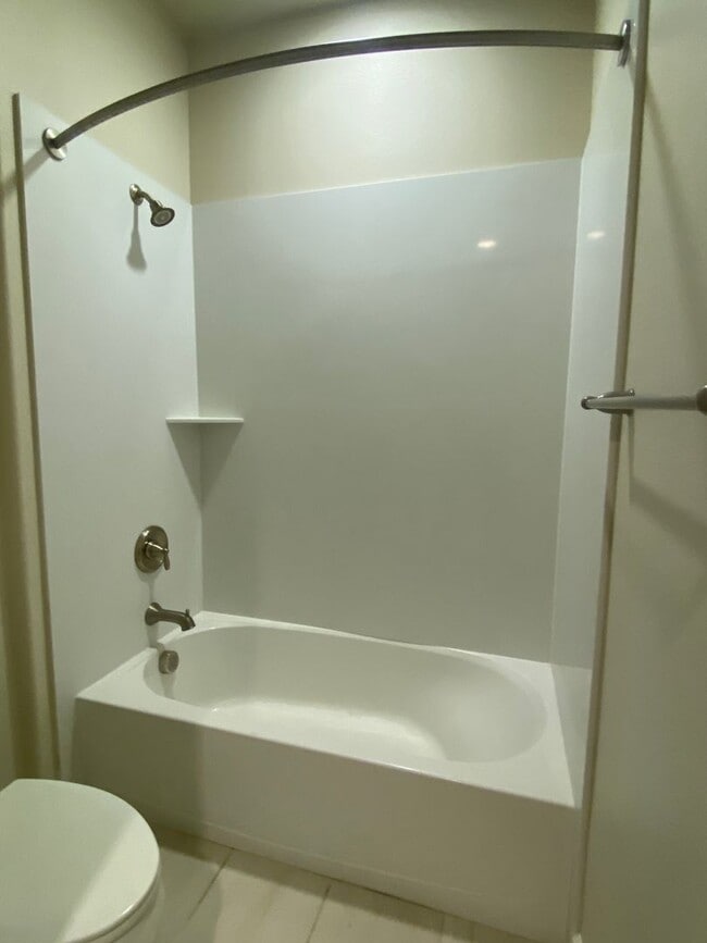 Building Photo - Pleasanton End Unit Andares Townhouse 3 BD...
