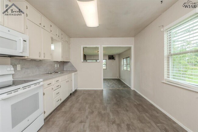 Building Photo - 1508 N Victoria Ave