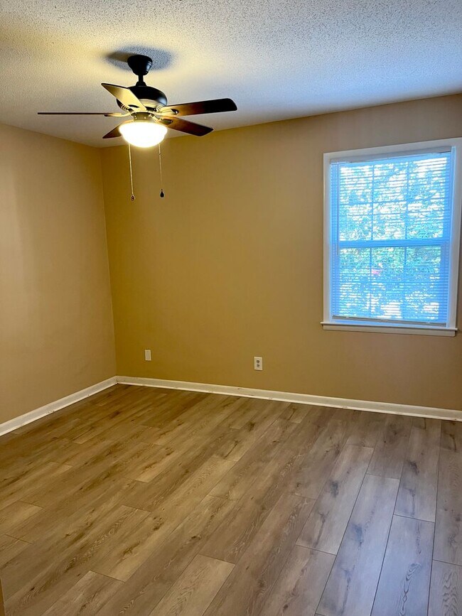 Building Photo - Largest Unit in Oglethorpe Place, 3bd/2.5ba 1700+ sqft, fireplace, and community pool and tennis!