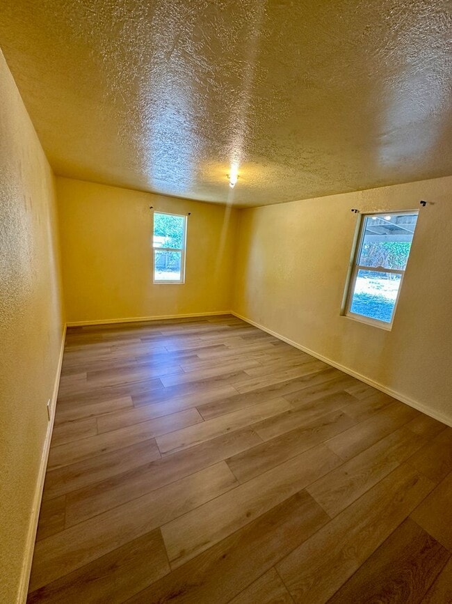 Building Photo - 3 Bedroom Home Ready to Rent
