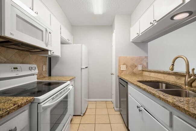 Building Photo - Lovely 1 Bedroom, 1 Bath Condo in South Lamar
