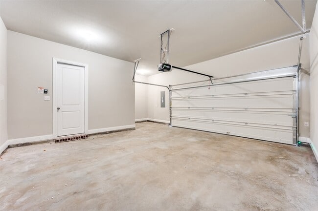 Building Photo - 6148 Blythe Dr