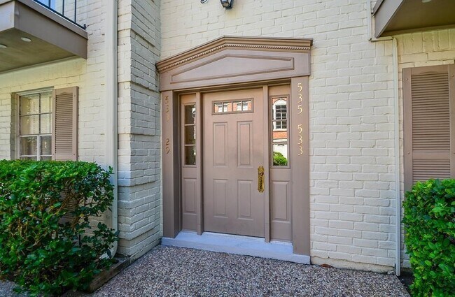 Building Photo - 535 N Post Oak Ln