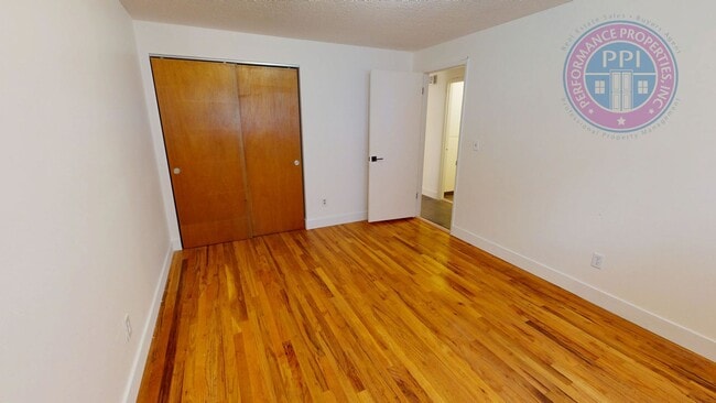 Building Photo - * DESIRABLE MILWAUKIE HOME!  A GARDENER'S ...