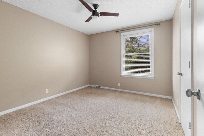 Building Photo - 2560 Memorial Dr