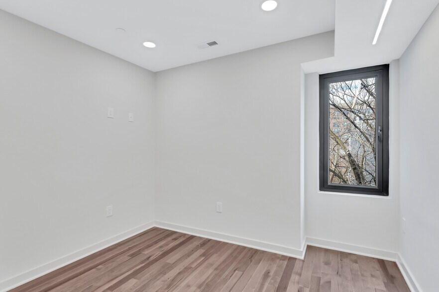 Building Photo - 909 I St NE