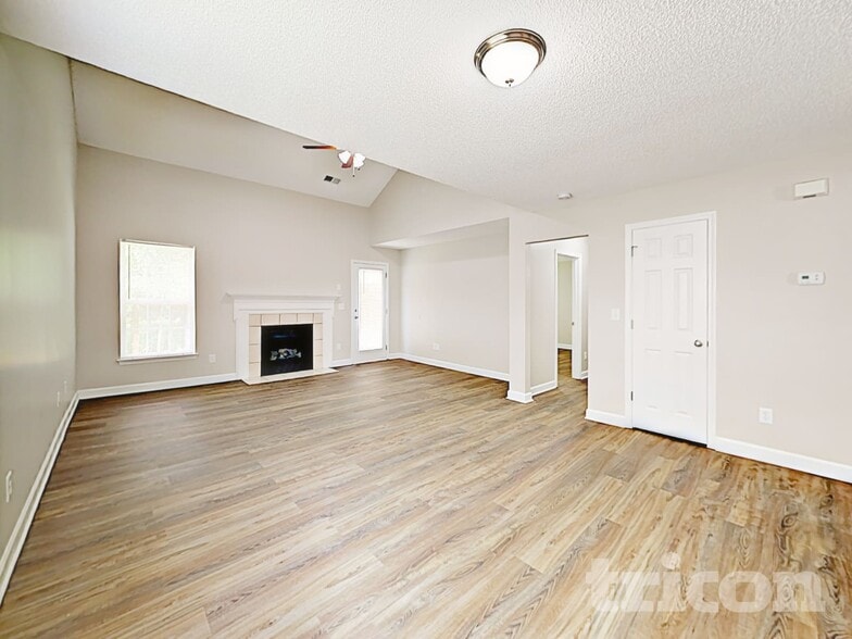 Building Photo - 2527 Captains Watch Rd NE