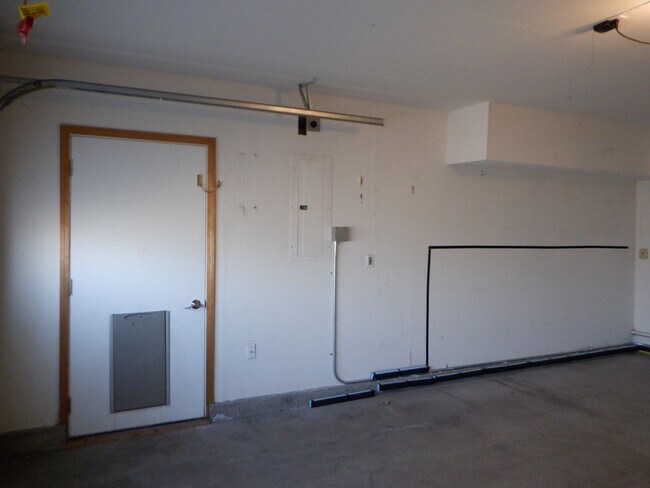 Building Photo - 3 Bed/2.5 Bath NE Bend Single Family Home with Hot Tub