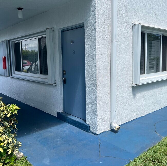 Building Photo - 2480 Lake Osborne Dr