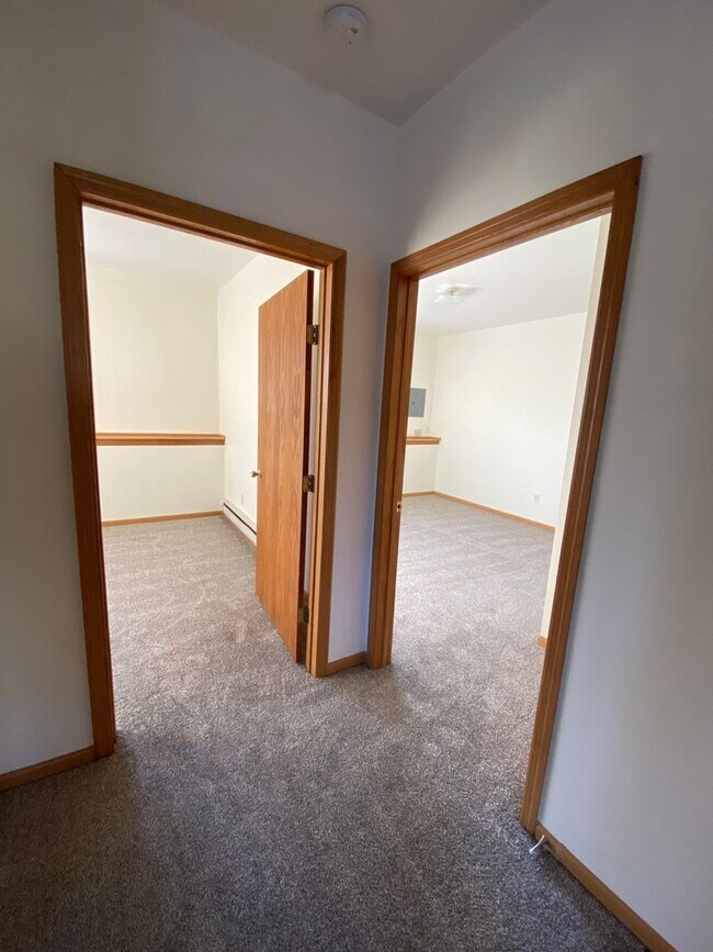 Building Photo - Large 2 Bedroom in Faribault
