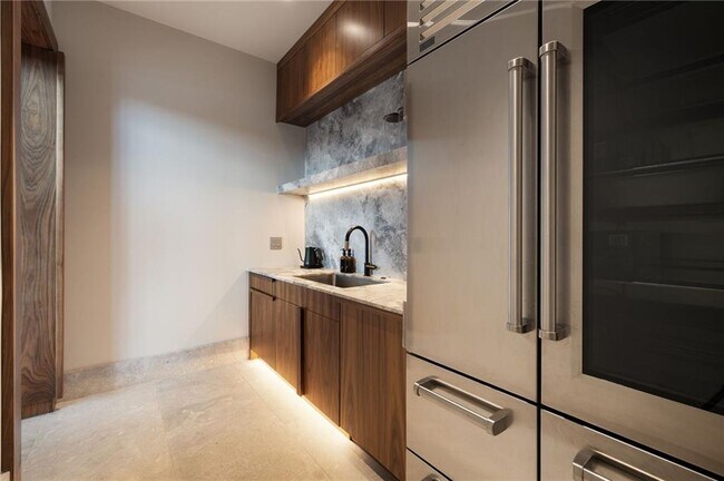 Building Photo - 725 Rocky Point Dr