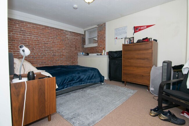 Building Photo - WOW!  MASSIVE 5 BED/2 BATH NEAR B.U.