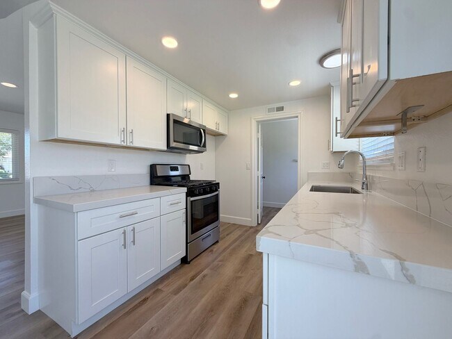 Building Photo - Experience the coastal breeze and the quiet charm of Hawaii Lane.