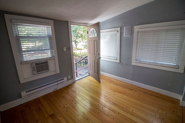 Building Photo - 2 bed/1 bath, Single-family Home! Modern and spacious with off-street parking and a relaxing back...