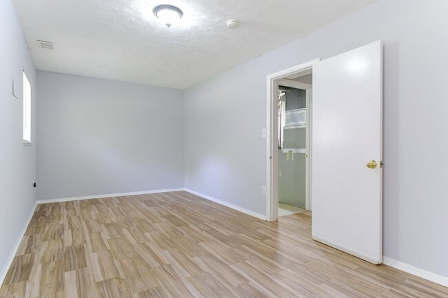 Building Photo - Move In Ready Townhome in Gaithersburg!