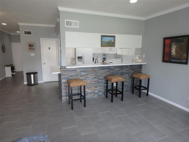 Building Photo - 127 April Point Dr S