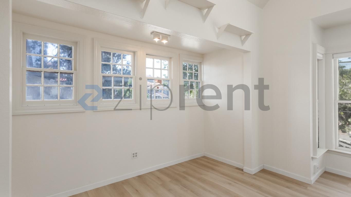 Building Photo - Unit 4