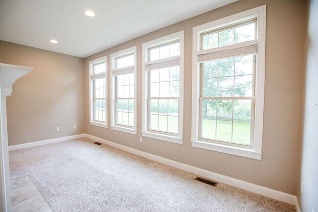 Building Photo - 3 Bed (with 4th bed potential downstairs),...