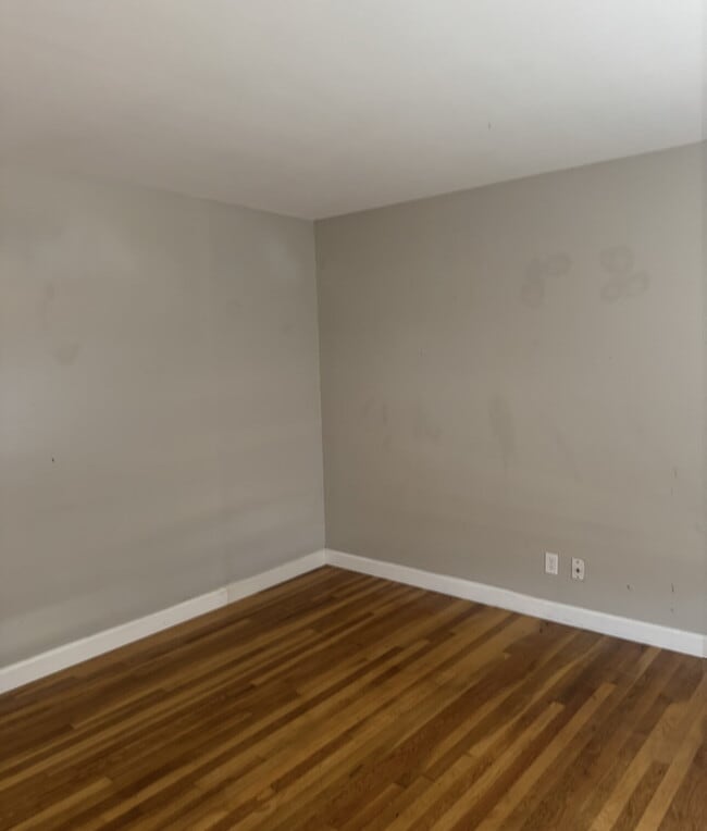 Building Photo - Welcome Home to Desirable Fenton!