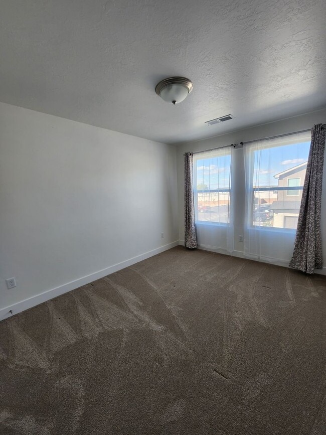Building Photo - Beautiful Modern Townhome with Spacious La...