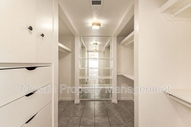 Building Photo - 353 E Thomas Rd