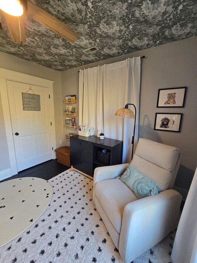 Building Photo - Updated HISTORICAL Downtown Home w/fenced ...