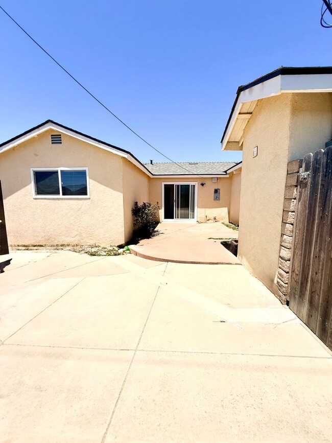 Building Photo - Luxury 1 Bedroom 1 Bathroom Available Now!