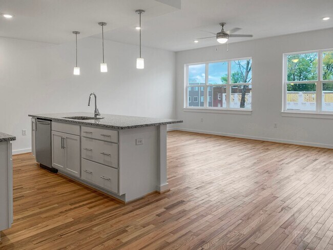 Building Photo - Gorgeous 3 Bed, 2 Bathroom in Manchester A...