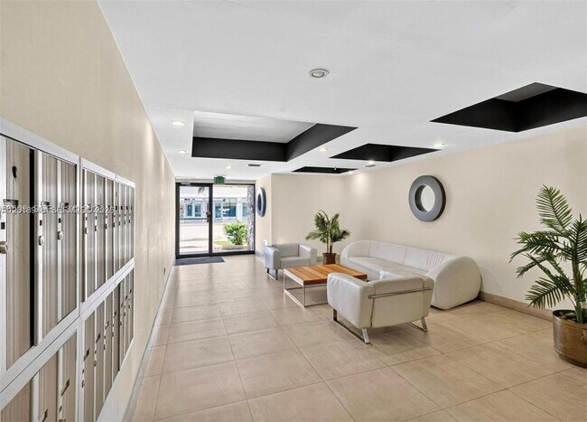 Building Photo - 2924 Collins Ave