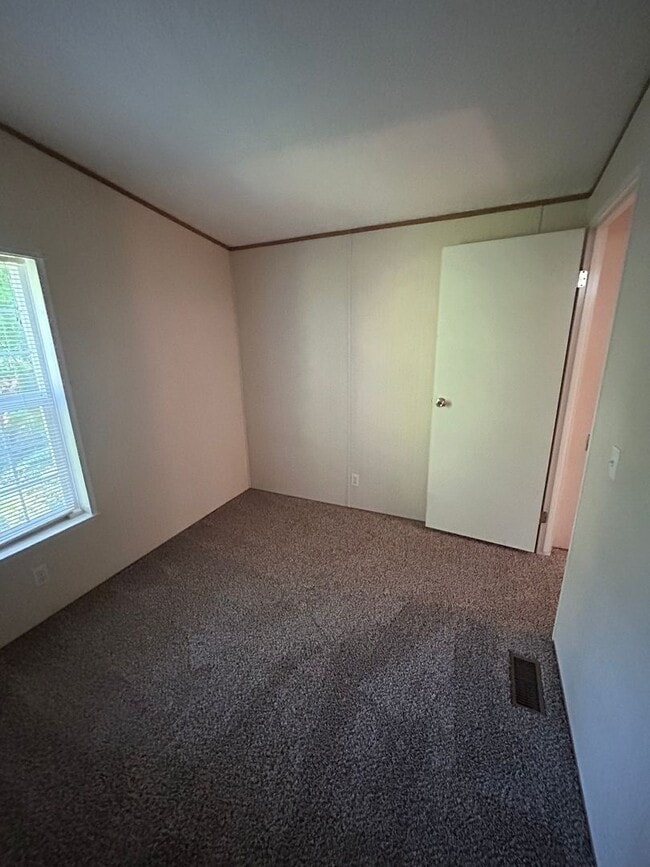 Building Photo - Two Bedroom Mobile Home for Rent in Maple ...