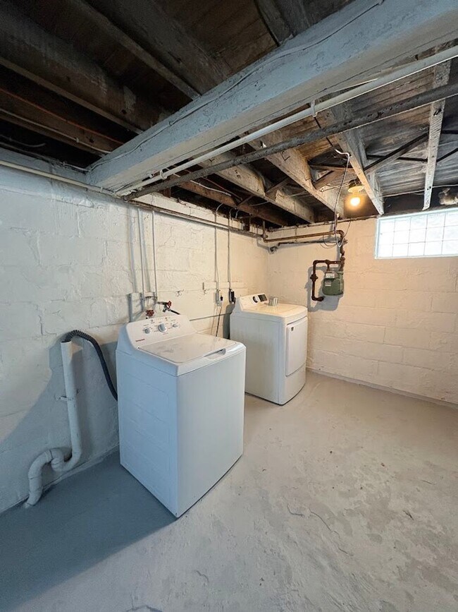 Building Photo - Three bedroom one bathroom home for rent