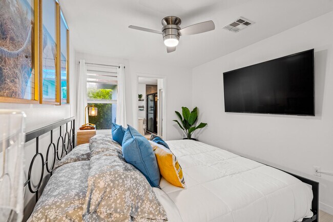 Building Photo - 9165 SE Yacht Club Cir