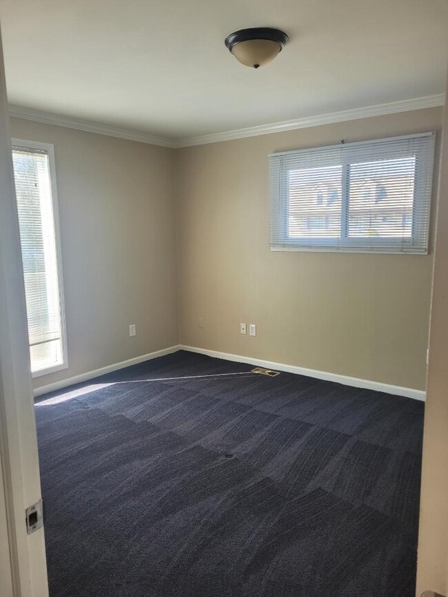 Building Photo - 14980 Monroe Rd