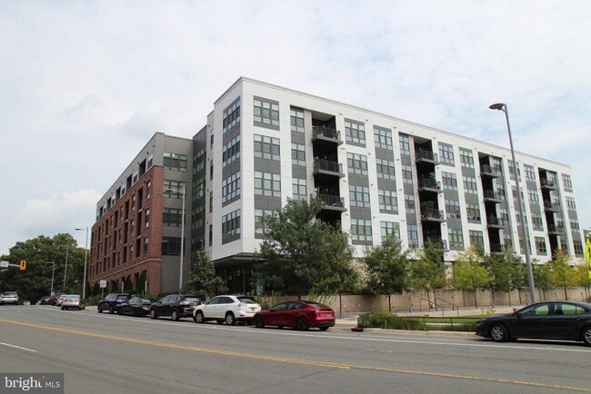 Building Photo - 1761 Old Meadow Rd