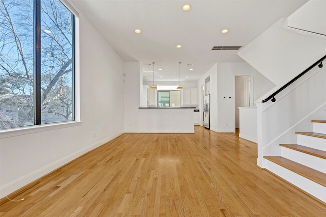 Building Photo - 731 Reinerman St