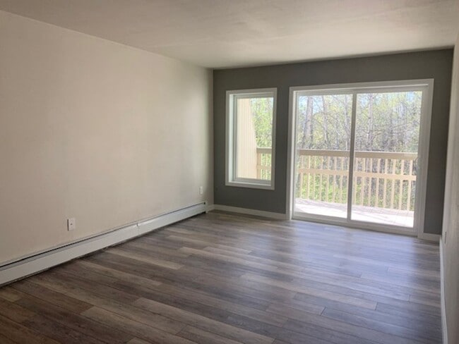 Building Photo - Inviting 2BR Gem with Balcony Views in For...