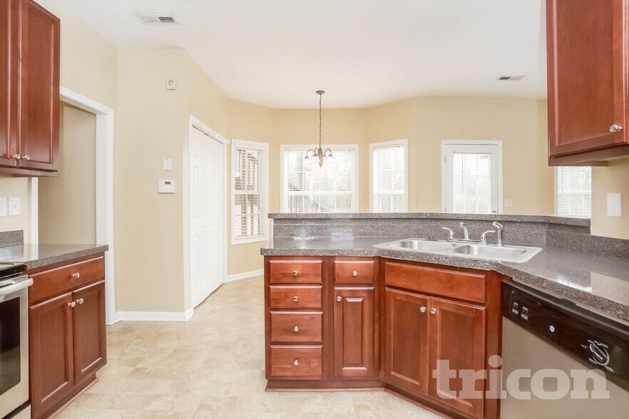 Building Photo - 585 Chastleton Dr