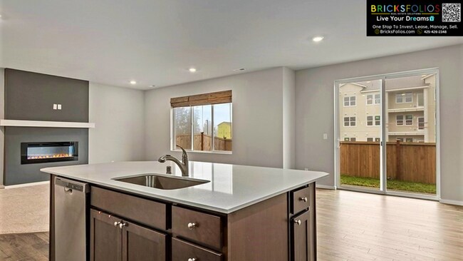 Building Photo - 5 BEDROOMS | A/C | 3-CAR GARAGE | FENCED BACKYARD | 2,780 SQ. FT. | CONVENIENT TO JBLM