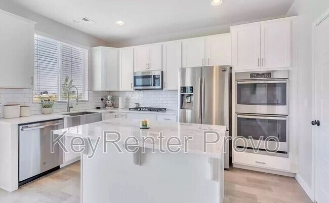 Building Photo - 934 240 W