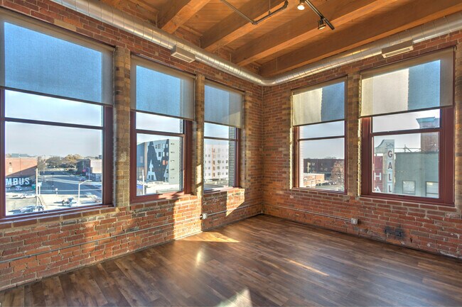 Building Photo - 150 E Main St