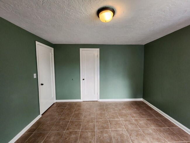 Building Photo - Upstairs Apartment Above Holly Market