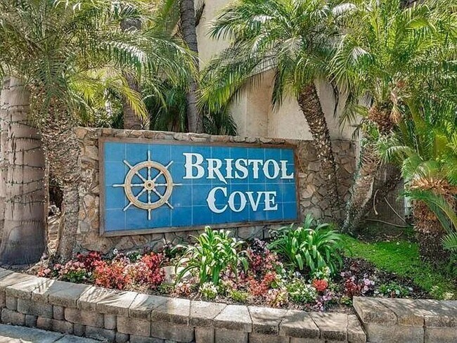 Building Photo - 4594 Cove Dr