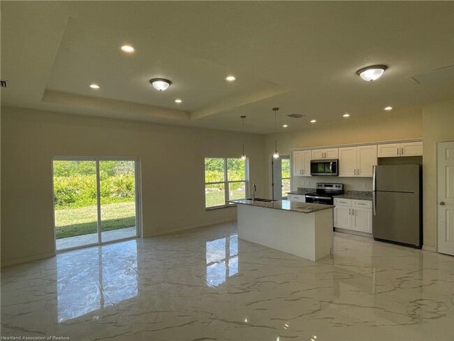 Building Photo - Large 4 Bedroom 2 bath-Lake Placid