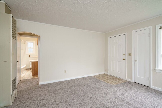 Building Photo - 1 Bedroom 1 Bath with Detached Garage