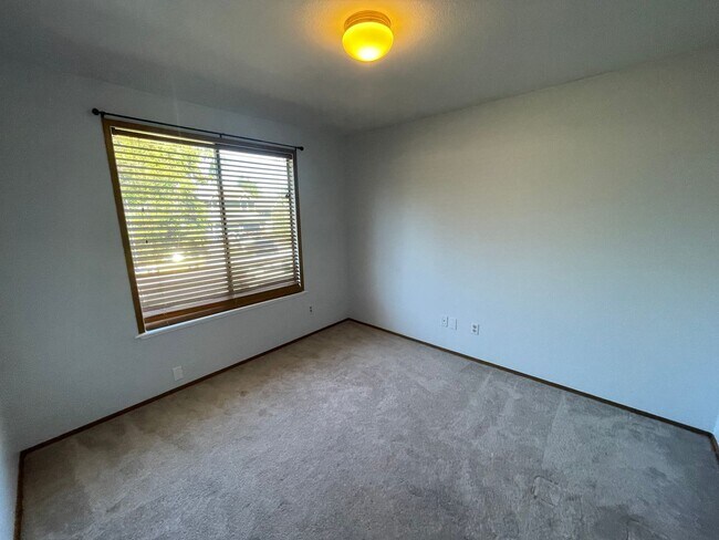Building Photo - Lovely Pet Friendly, 3 Bedroom Home!