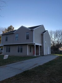 Building Photo - 3 Bedroom 2 Bath Townhome Available Now!